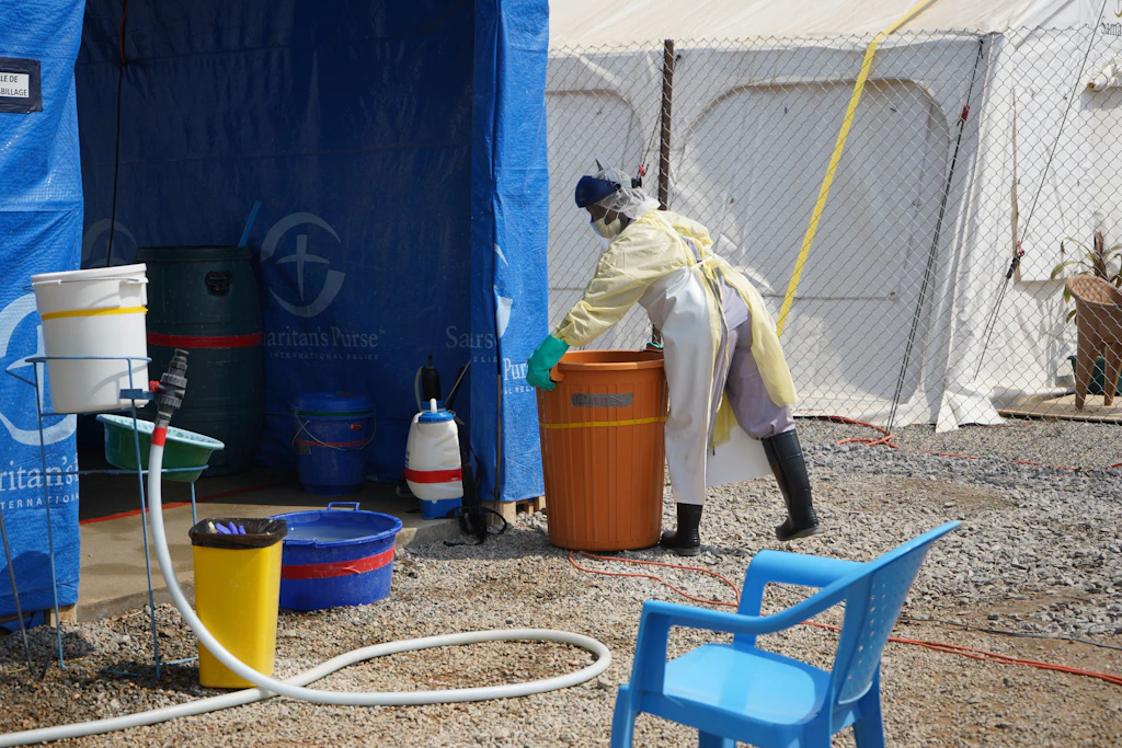 Ein Mitarbeiter des Gesundheitswesens in einem Ebola-Behandlungszentrum