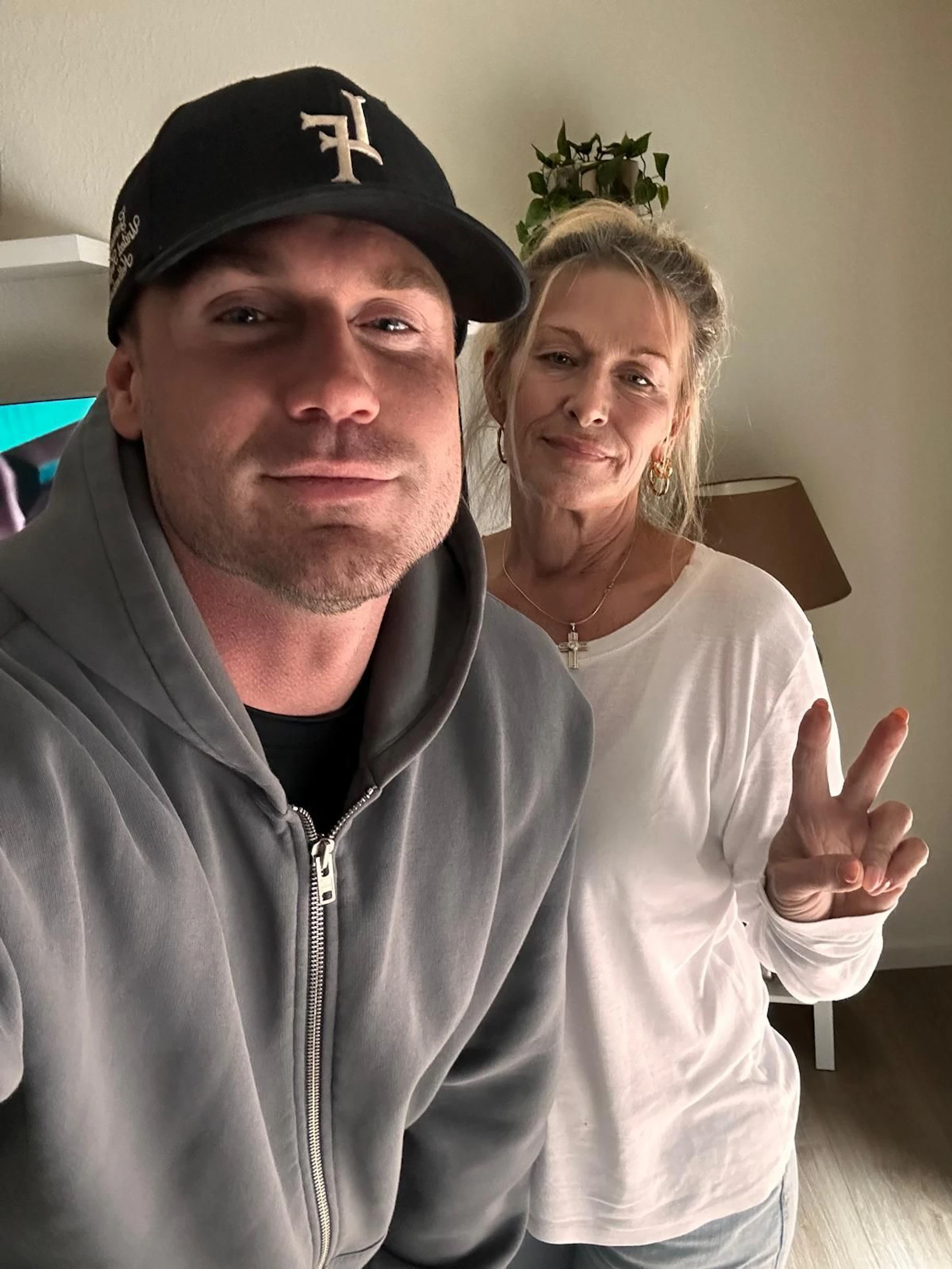 Starkes Mutter-Sohn-Duo: Gemeinsam mit Mama Elli betreibt Chris den Kiosk in Köln.