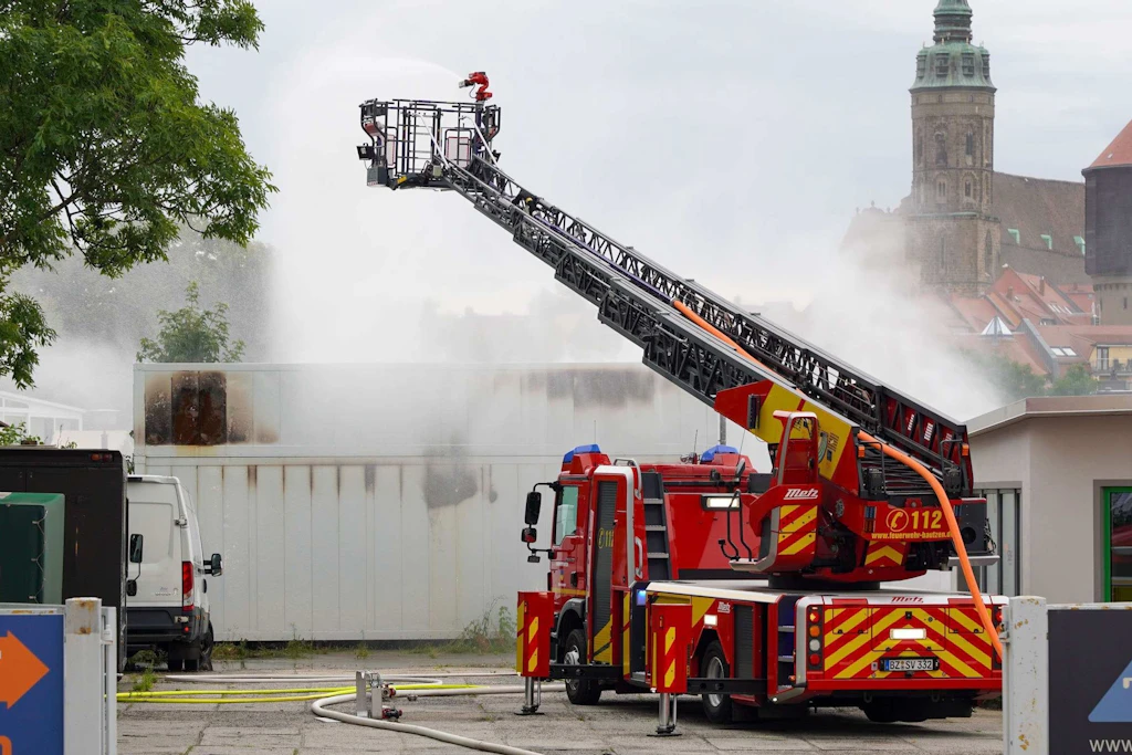 Batteriespeicher in Bautzen brennt: Anwohner müssen Häuser verlassen, Kitas geschlossen