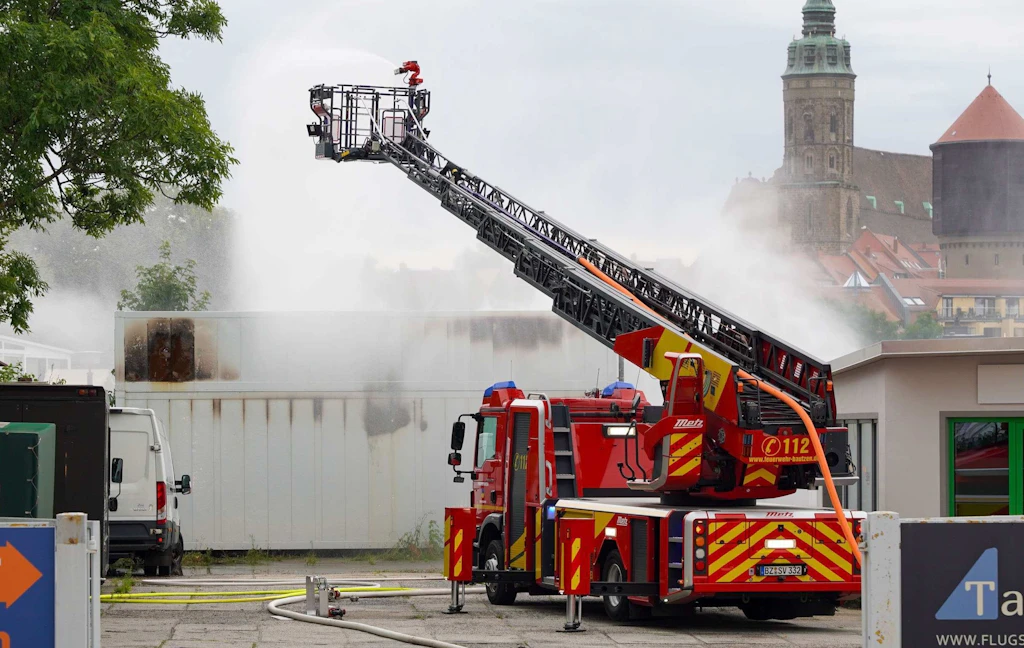 Brand in Bautzen: Anwohner evakuiert – Einsatzkräfte kämpfen gegen Feuer