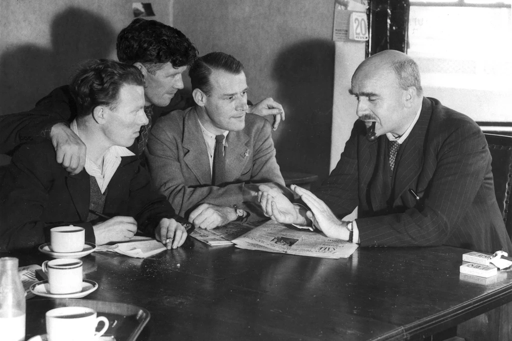 Der Physiologe J. B. S. Haldane (rechts, mit Pfeife) 1939 mit drei seiner Helfer beim Untersuchungsverfahren zum U-Boot-Unglück der Thetis: Don Renton, Patrick Duff und George Ives (v. l.), Veteranen der Internationalen Brigaden.