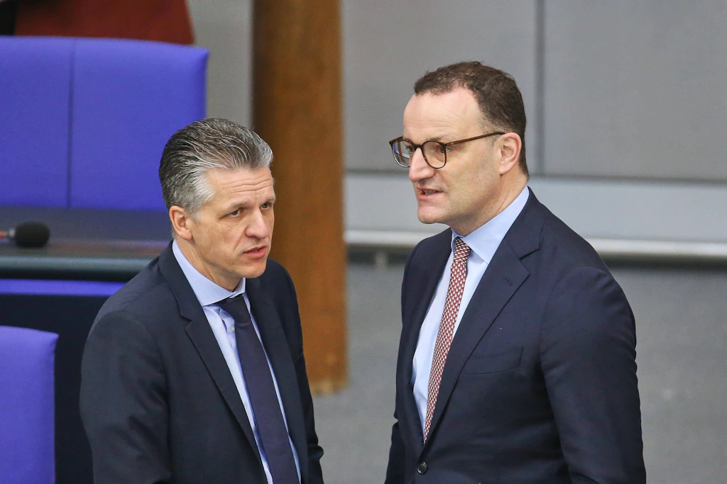 Kanzleramtsminister Thorsten Frei (l.) dürfte neuer Unionsfraktionschef werden und Jens Spahn (r.) ersetzen. Doch wer folgt auf Frei im Kanzleramt? Warum nicht eine Rochade?
