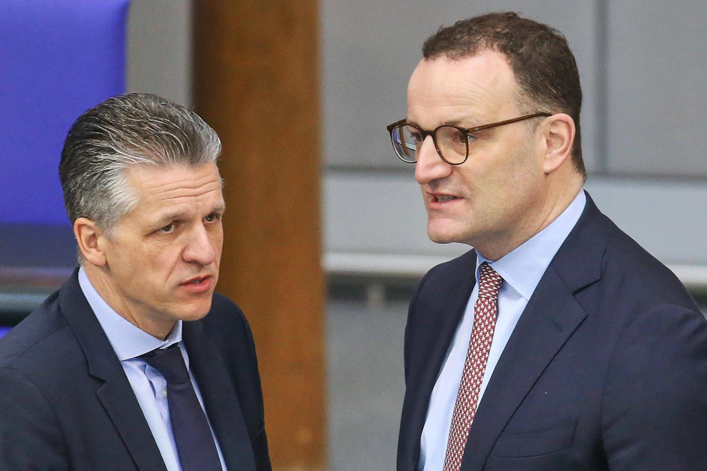 Kanzleramtsminister Thorsten Frei (l.) dürfte neuer Unionsfraktionschef werden und Jens Spahn (r.) ersetzen. Doch wer folgt auf Frei im Kanzleramt? Warum nicht eine Rochade?