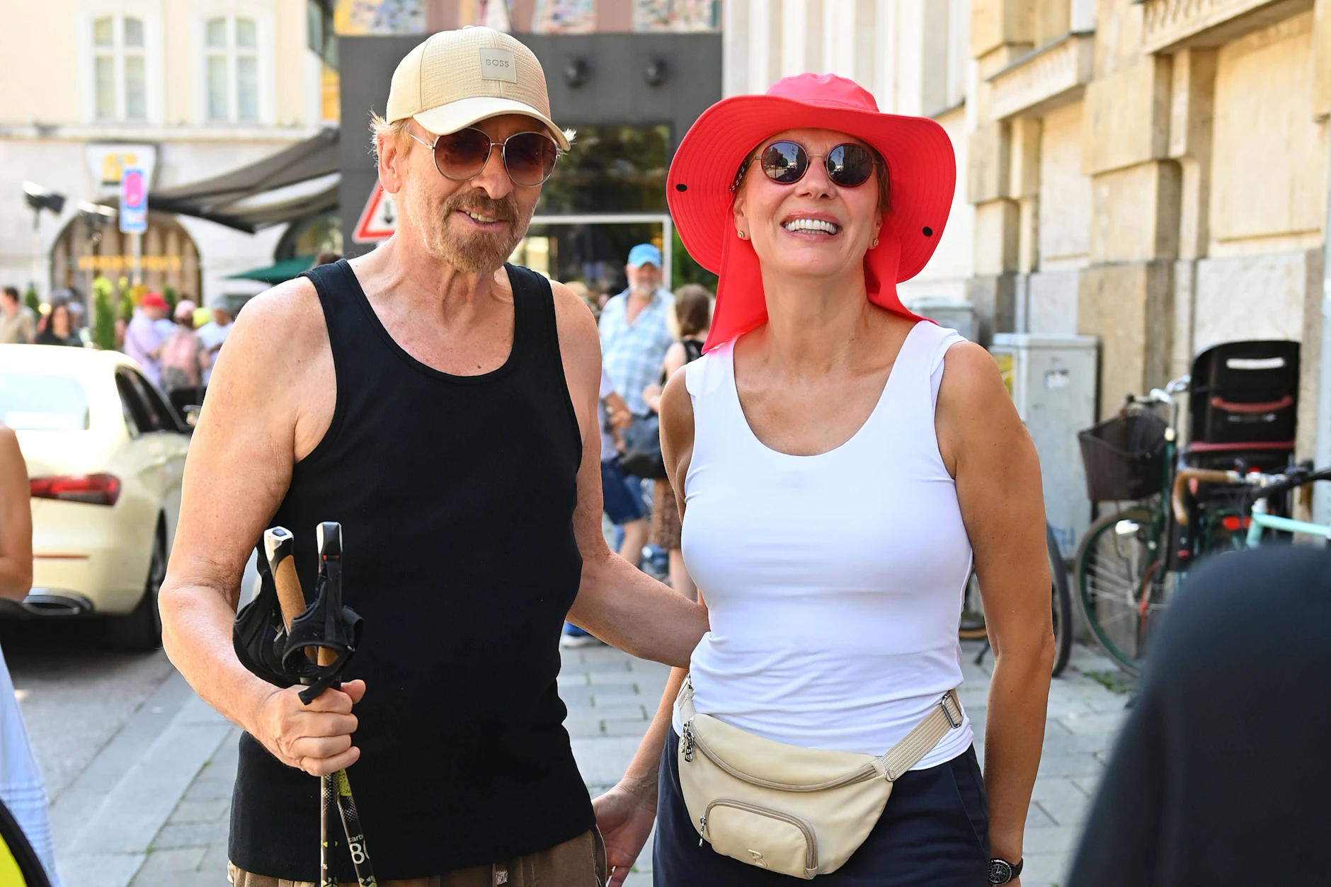 Gottschalk und Ehefrau Karina versuchen auch sportlich aktiv zu sein. Sie verreisen gerne.