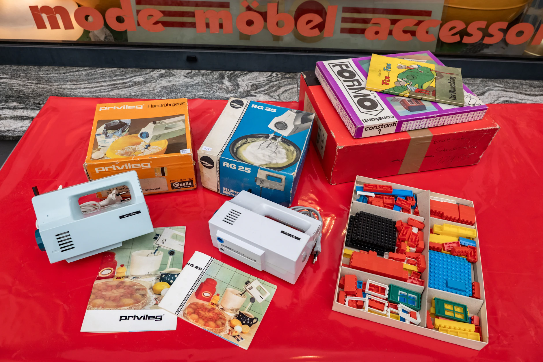 DDR-Lego von Formo. Aber auch DDR-Produkte wie der Mixer RG 28 fanden im Wesen Anklang. Dort wurde er unter der Marke Privileg verkauft.