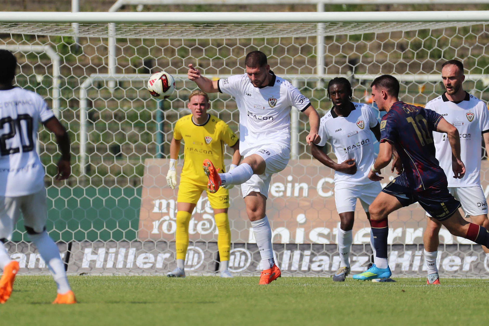 Neuzugang Viktor Miftaraj (M.) verleiht dem BFC Dynamo mehr Stabilität in der Abwehr.