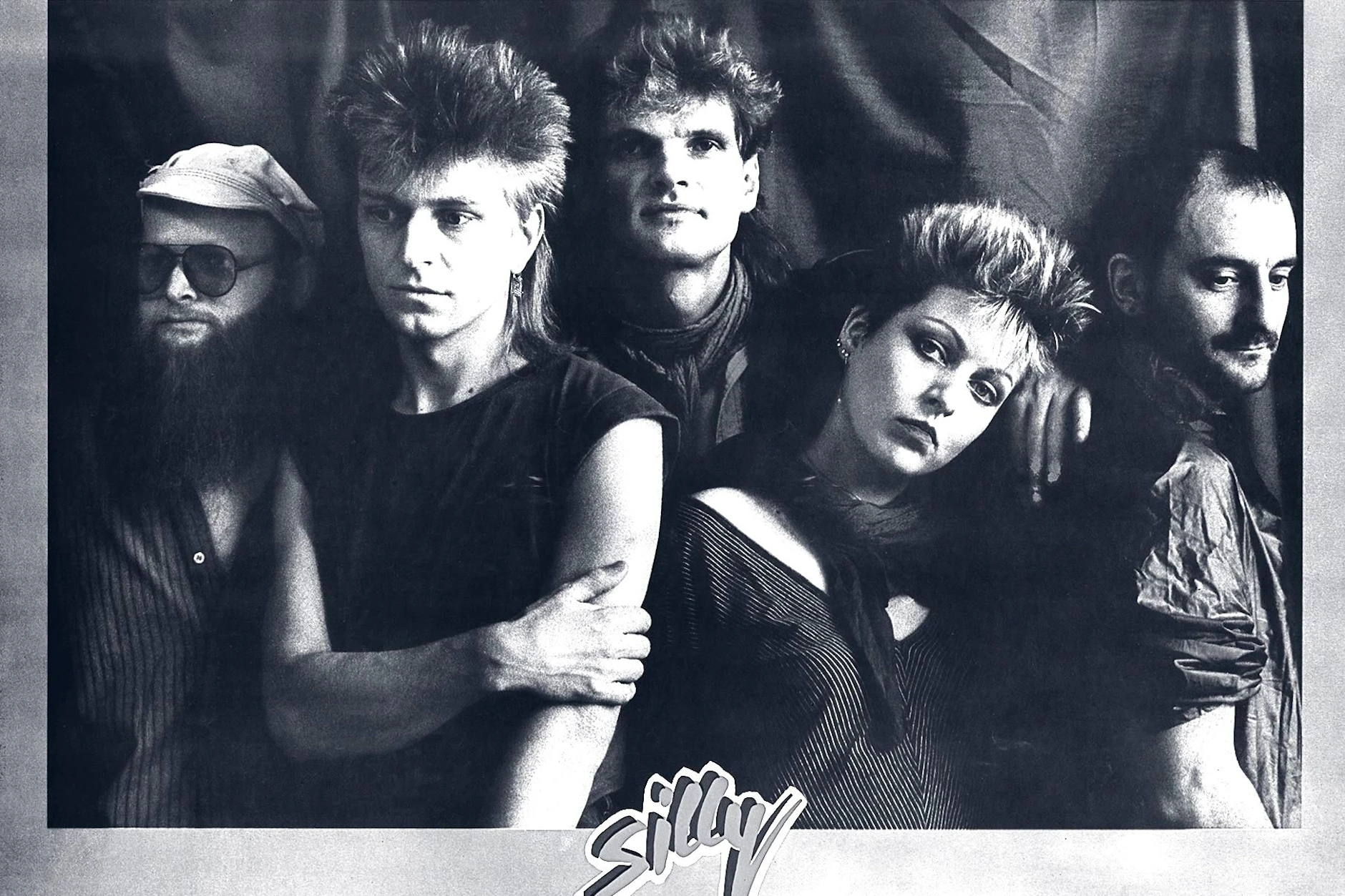 Silly 1983: Das Bild zeigt ein Band-Poster zum damaligen Album „Mont Klamott“. Auf diesem. Auf dieser Platte spielte Richie Barton (2. von links) erstmals bei Silly mit.