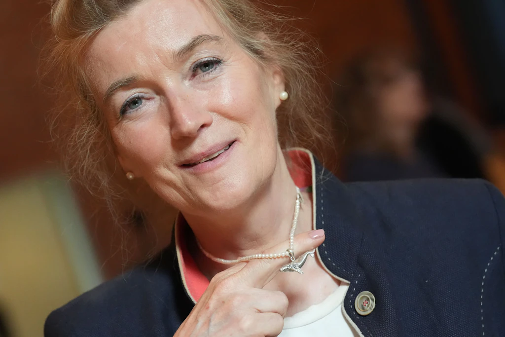 Kirsten Tönnies bei ihrer Pressekonferenz am 22. Juli in Hamburg: Die Tierärztin trägt einen Buckelwal-Anhänger.