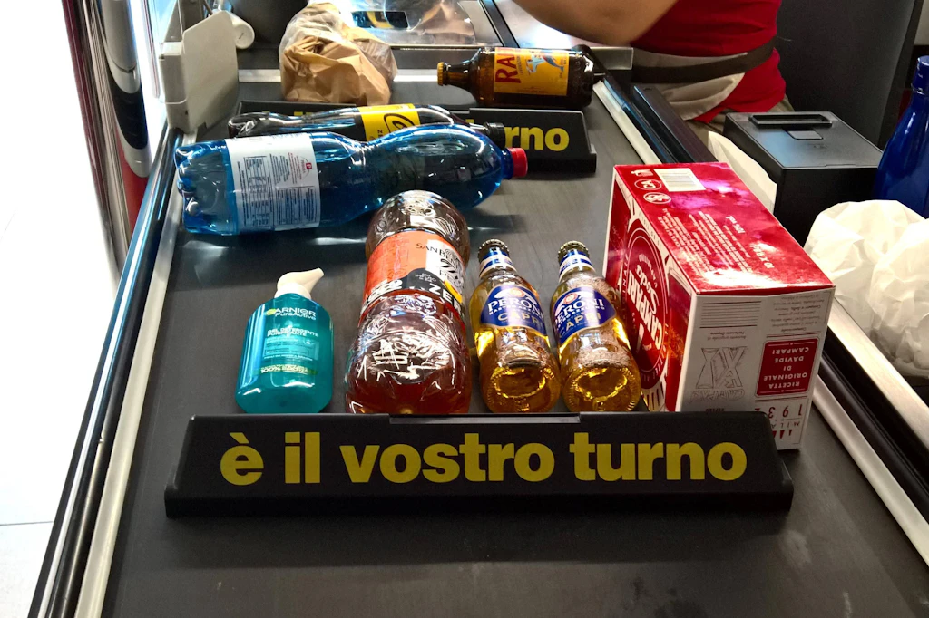 Jemand muss die Flasche um 90 Grad drehen – hoffentlich wird’s kein Österreicher