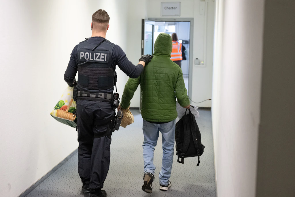 Neue Zahlen: Weniger Abschiebungen, Charterflug nach Pakistan kostete 518.000 Euro