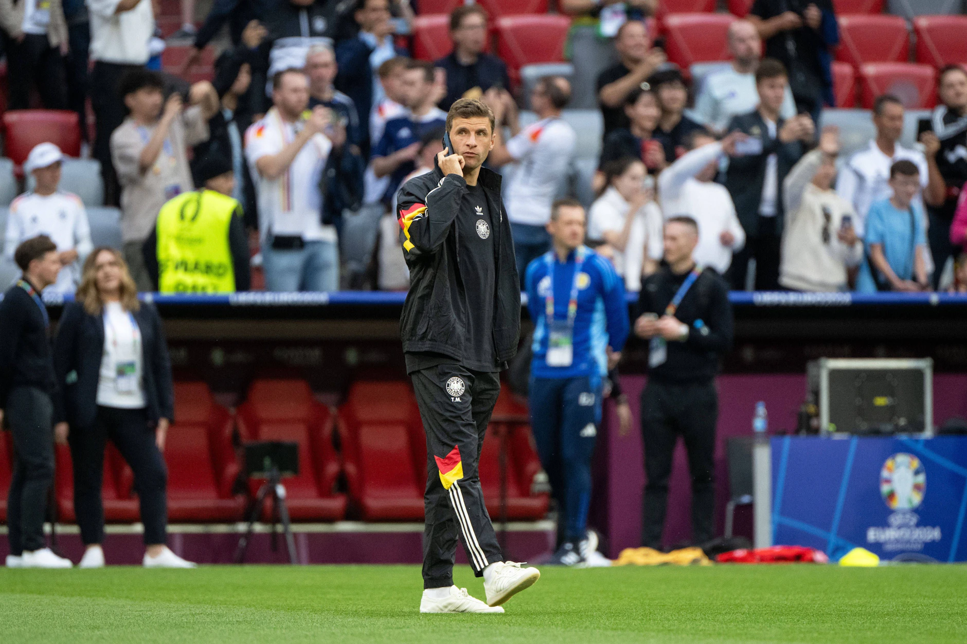 Fußball im Blick, Finanzen im Kopf? Thomas Müller telefonierte vor Anpfiff auch schonmal auf dem Spielfeld.