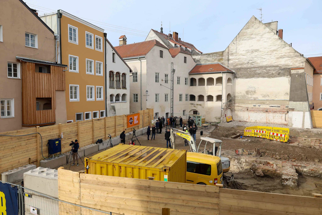 Das frühere Geburtshaus Adolf Hitlers in Braunau während des Umbaus zur Polizeiinspektion