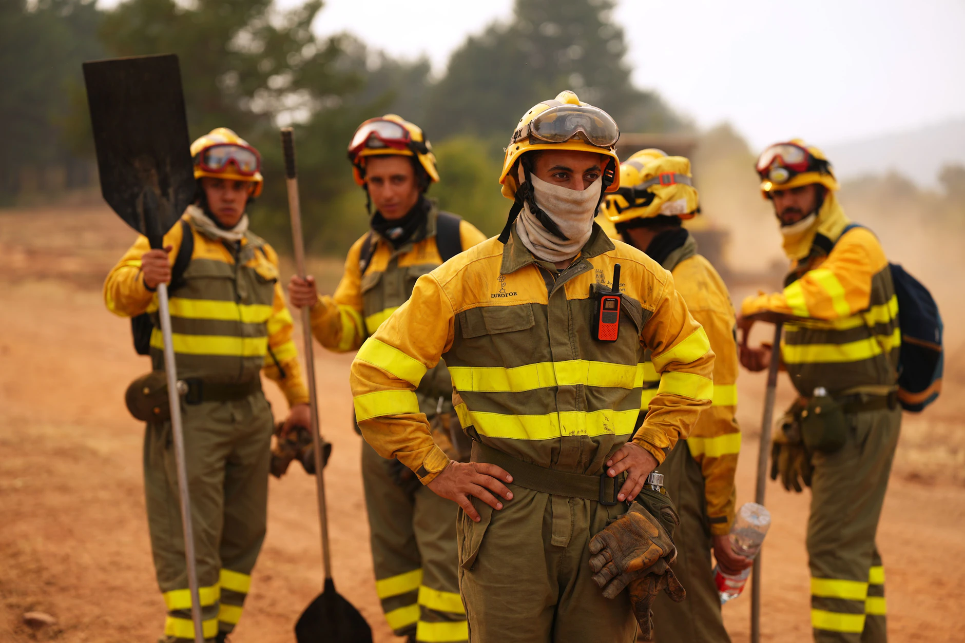 Forstbeamte legen eine Pause ein, bevor sie ihre Arbeit bei der Bekämpfung des Waldbrands in der Nähe von Condemios de Arriba in der Provinz Guadalajara wieder aufnehmen.