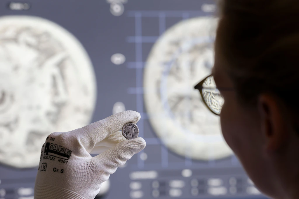Der sensationelle Münzfund in Halle begeistert die Forscher – hier wird eine Münze im Landesmuseum für Vorgeschichte untersucht.