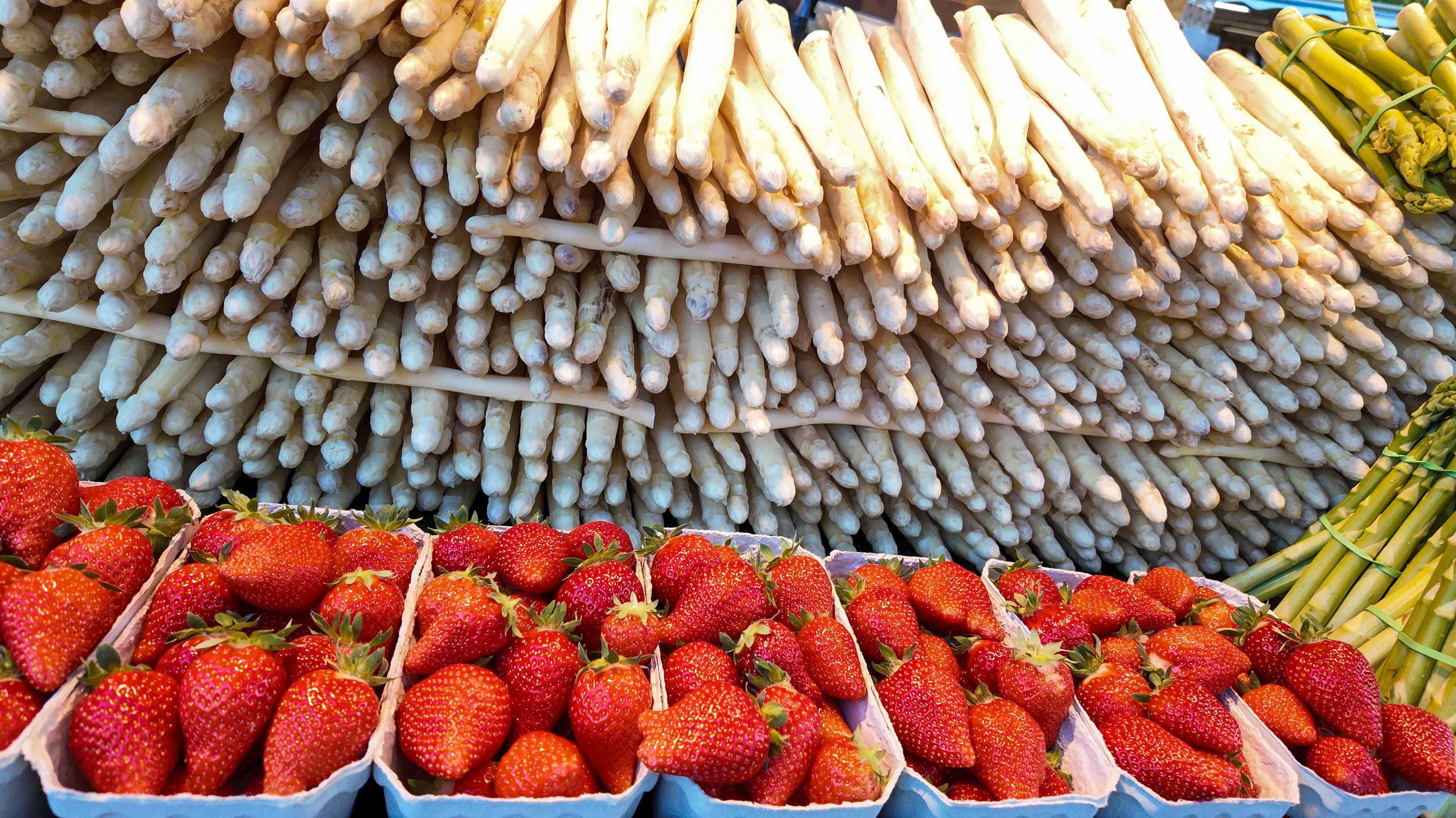Ernte in Brandenburg: Spargel schwächelt, Erdbeeren explodieren