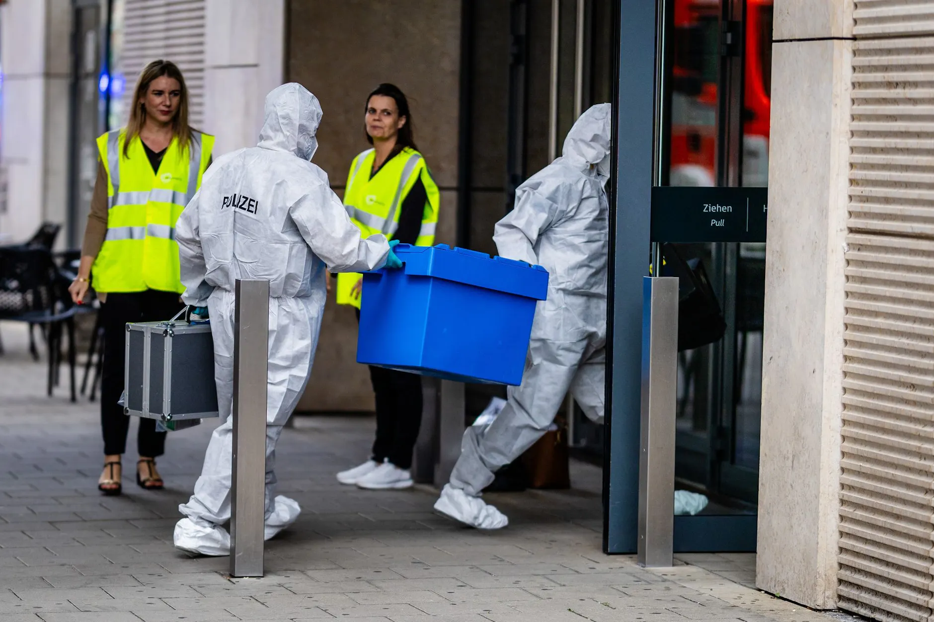 Eine Frau wurde in dem Einkaufszentrum schwer verletzt.