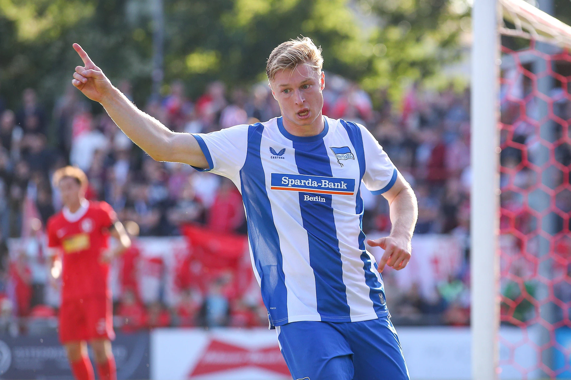 Julian Eitschberger zeigt es an. Für den jungen rechten Außenverteidiger soll es in der neuen Saison bei Hertha BSC aufwärts gehen.