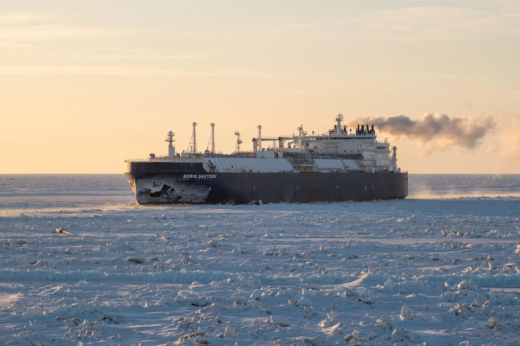 Für seine LNG-Transporte durch die Arktis ist Russland auf sogenannte Arc7-Eisbrecher-Tanker angewiesen. Fünf davon gehören der griechischen Reederei Dynagas.