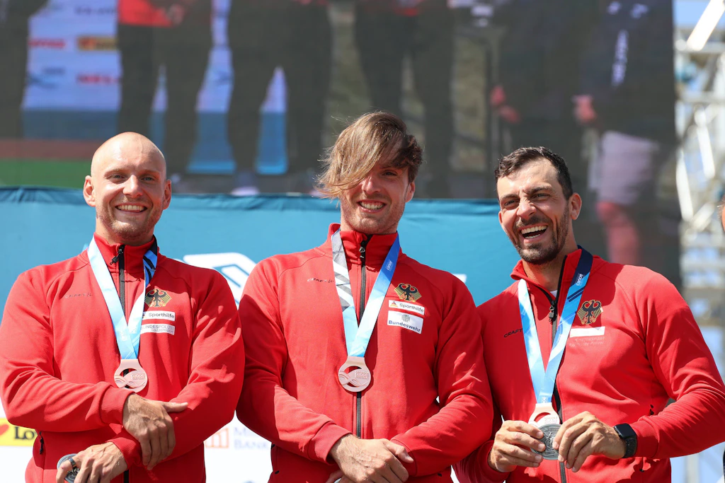Der Knoten bei den deutschen Kanuten ist geplatz: Timo Trummer, Lennard Tuchscherer und Sideris Tasiadis (v.l.) haben im Canadier-Teamwettbewerb die Bronzemedaille bei der Kanuslalom-Weltmeisterschaft in Oklahoma City gewonnen.