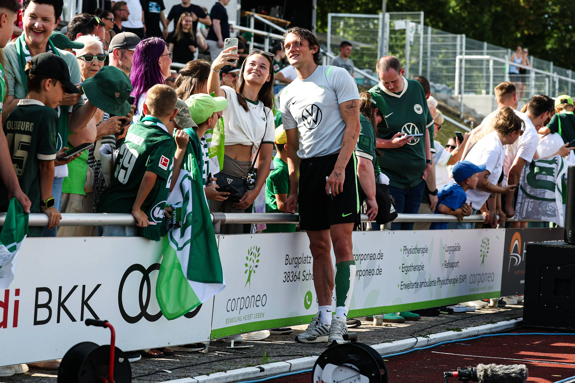 Auch beim VfL Wolfsburg ist Fabian Reese sofort bei den Anhängern beliebt. Alle wollen Selfies mit dem Flügelstürmer.