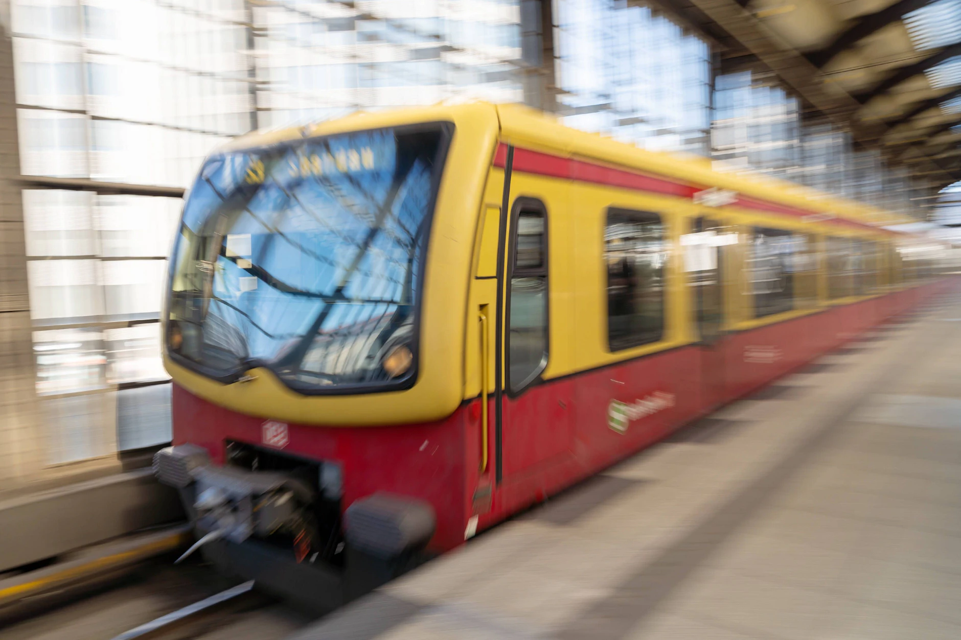 Ein Zug der S-Bahn Berlin fährt auf dem Bahnhof Friedrichstraße ein. An diesem Wochenende ist dort für Fahrgäste die Fahrt beendet, weil ein Teil der Stadtbahn gesperrt ist.