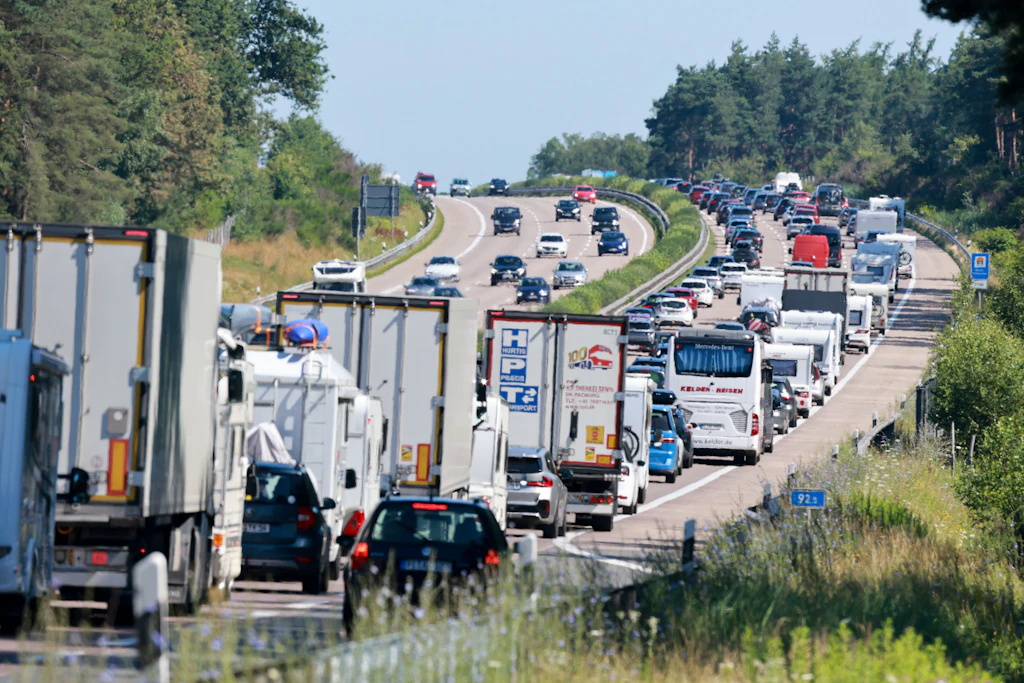 A24 nach Berlin, A7 Richtung Ostsee: Hier stehen Urlauber jetzt im Stau