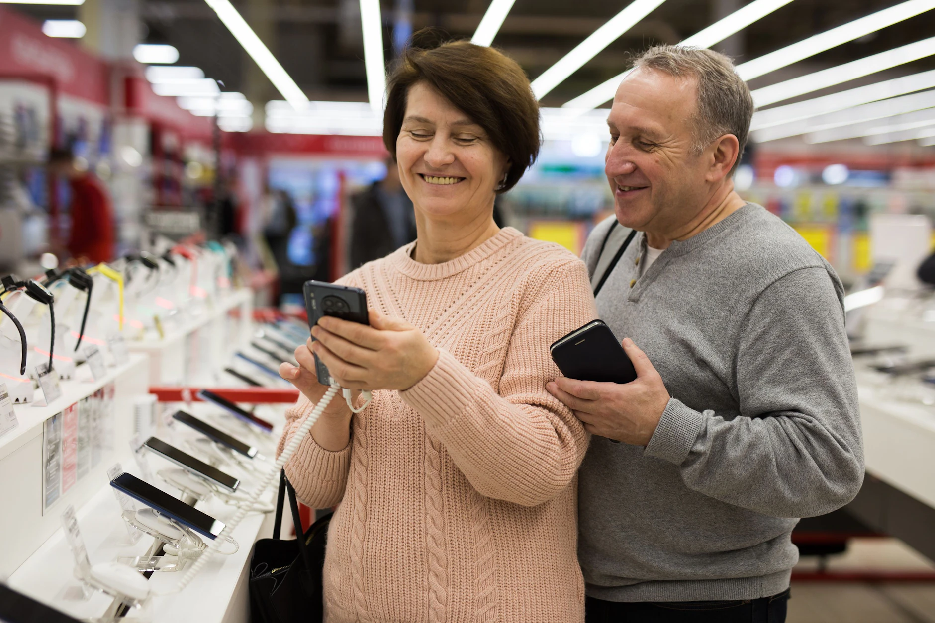 Wem es nicht wichtig ist, ein brandaktuelles Smartphone-Modell zu haben, kann beim Handy-Kauf hunderte Euro sparen.