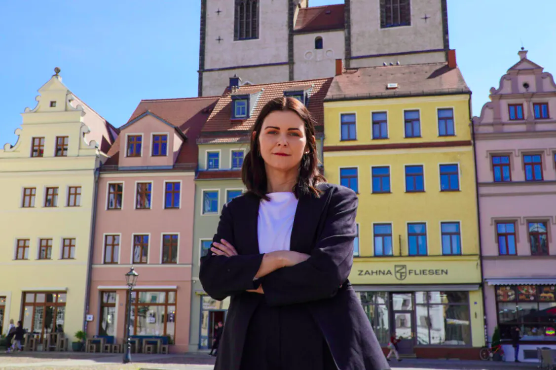 Tina Führer ist in Sachsen-Anhalt geboren und lebt nach eigenen Aussagen in der Gemeinde Oranienbaum-Wörlitz. Sie ist alleinerziehende Mutter einer Tochter.