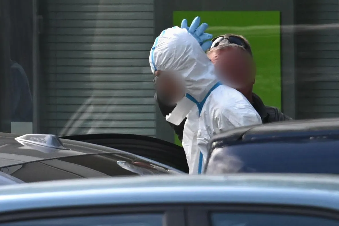 Die Polizei nahmen den Tatverdächtigen in der Bank fest und führten ihn ab. Er leistete keinen Widerstand