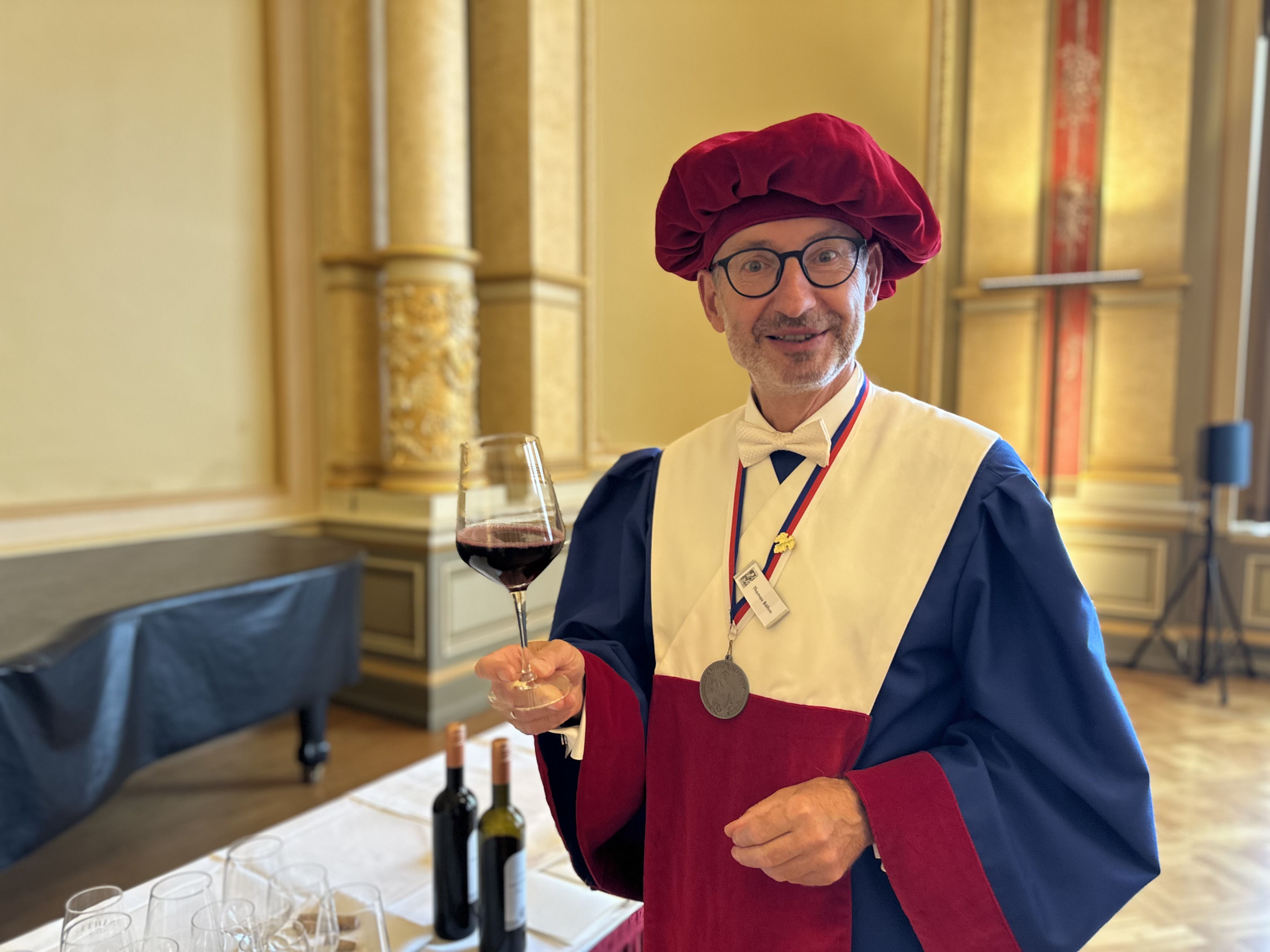 Mit Robe, Eidesformel und Ritterschlag: Sven Schulze wird Weinritter