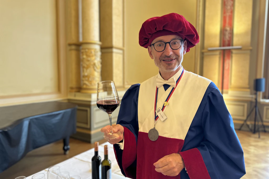 In traditioneller Robe und natürlich mit einem Glas Wein in der Hand: Thomas Böhm von der Weinbruderschaft Unstrut-Saale.