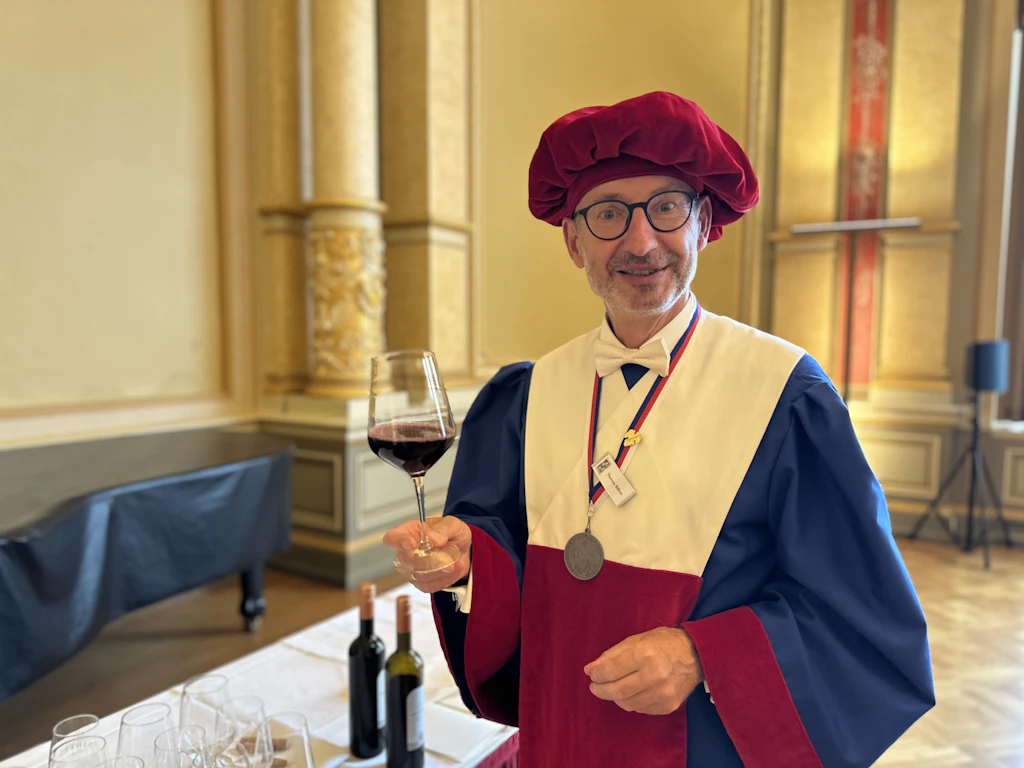 Mit Robe, Eidesformel und Ritterschlag: Sven Schulze wird Weinritter