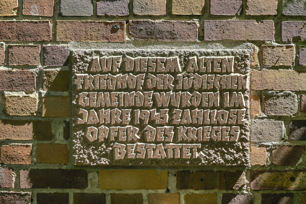 Gedenkstein auf dem Alten Jüdischen Friedhof in der Großen Hamburger Straße in Berlin-Mitte.