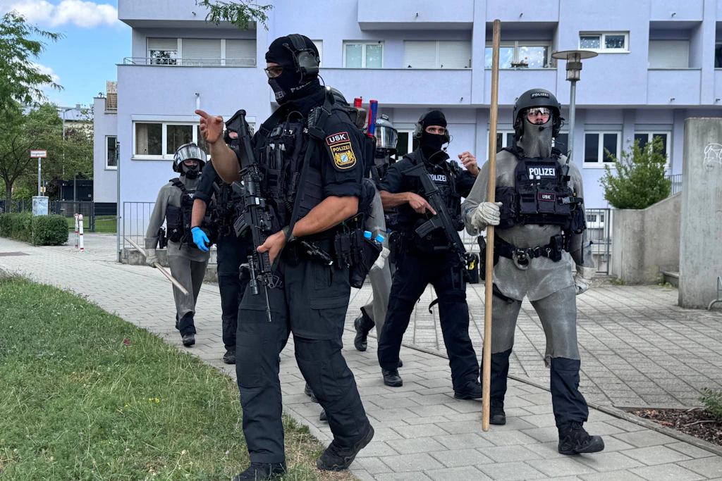 Polizisten bei dem Einsatz