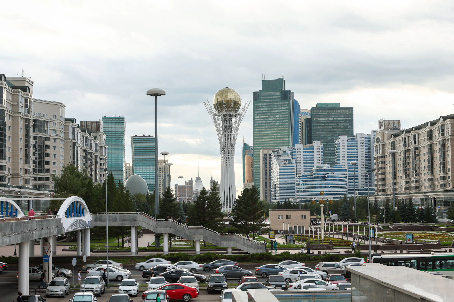 Verkehr auf den Straßen von Astana, der Hauptstadt von Kasachstan.