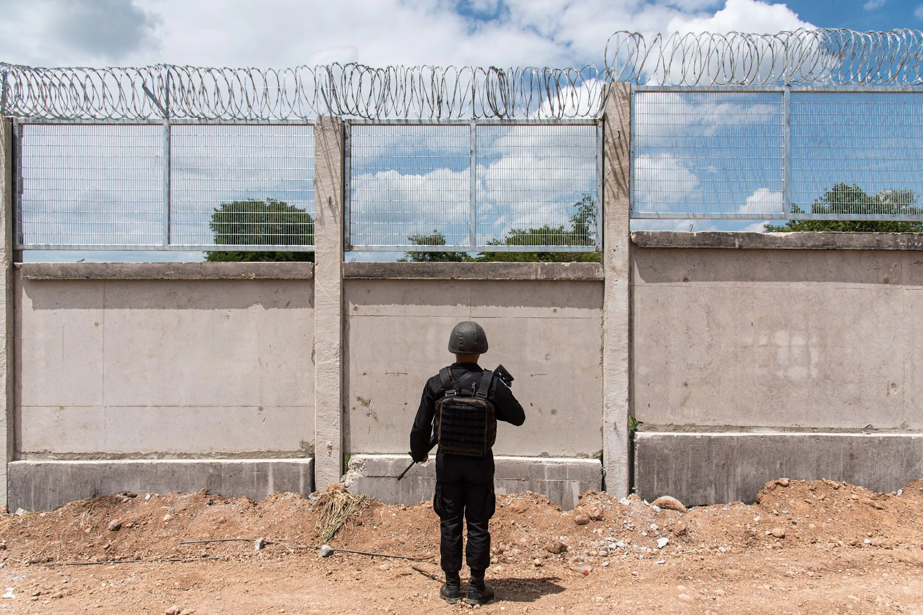 Ein thailändischer Soldat bewacht den Grenzzaun zwischen Thailand und Kambodscha.
