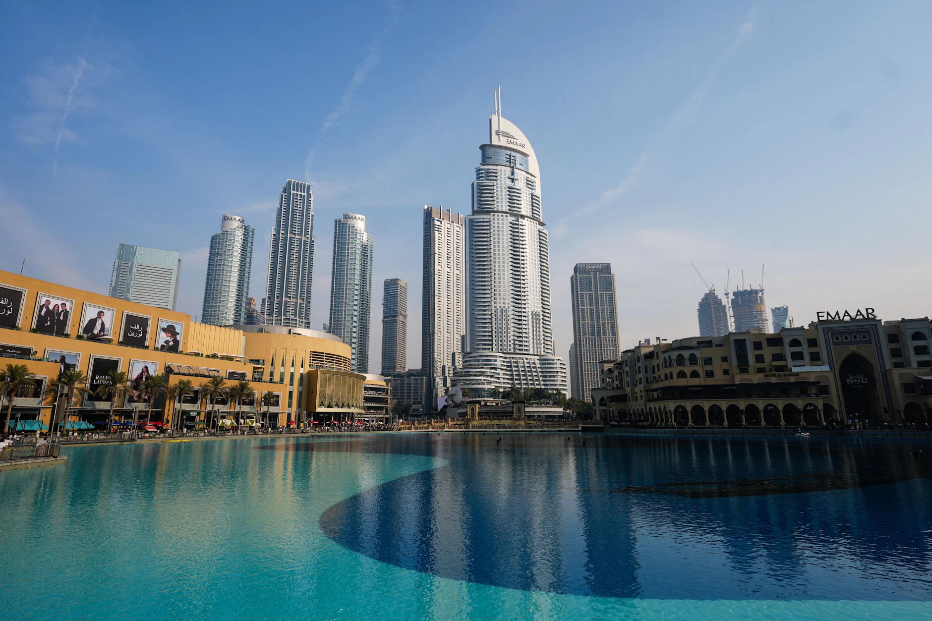 Dubai lockt mit ganzjährigem Sonnenschein, luxuriösen Hotels und spektakulären Wolkenkratzern.