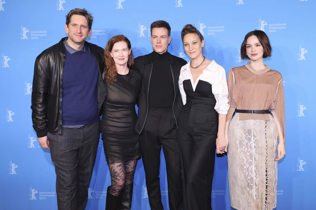 Das Team von „Der Heimatlose“ auf der Berlinale 2026: Sebastian Schwarz, Julika Jenkins, Paul Boche, Regisseur Kai Stänicke, Jeanette Hain und Emilia Schüle (v.l.n.r.)