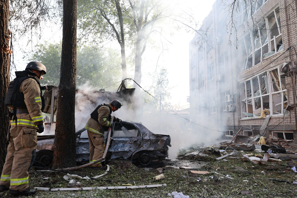 Rettungskräfte löschten einen Brand, nachdem eine russische Bombe Saporischschja in der Ukraine getroffen hatte.