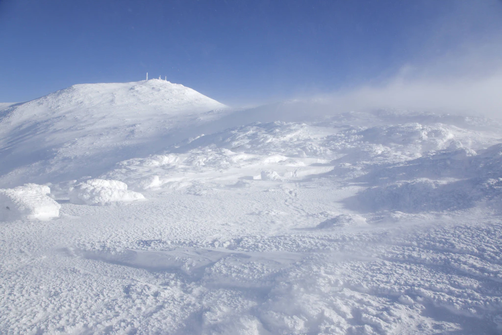 Es schneit und schneit: Skigebiet versinkt unter 4,5 Metern Schnee – Grenzpass dicht