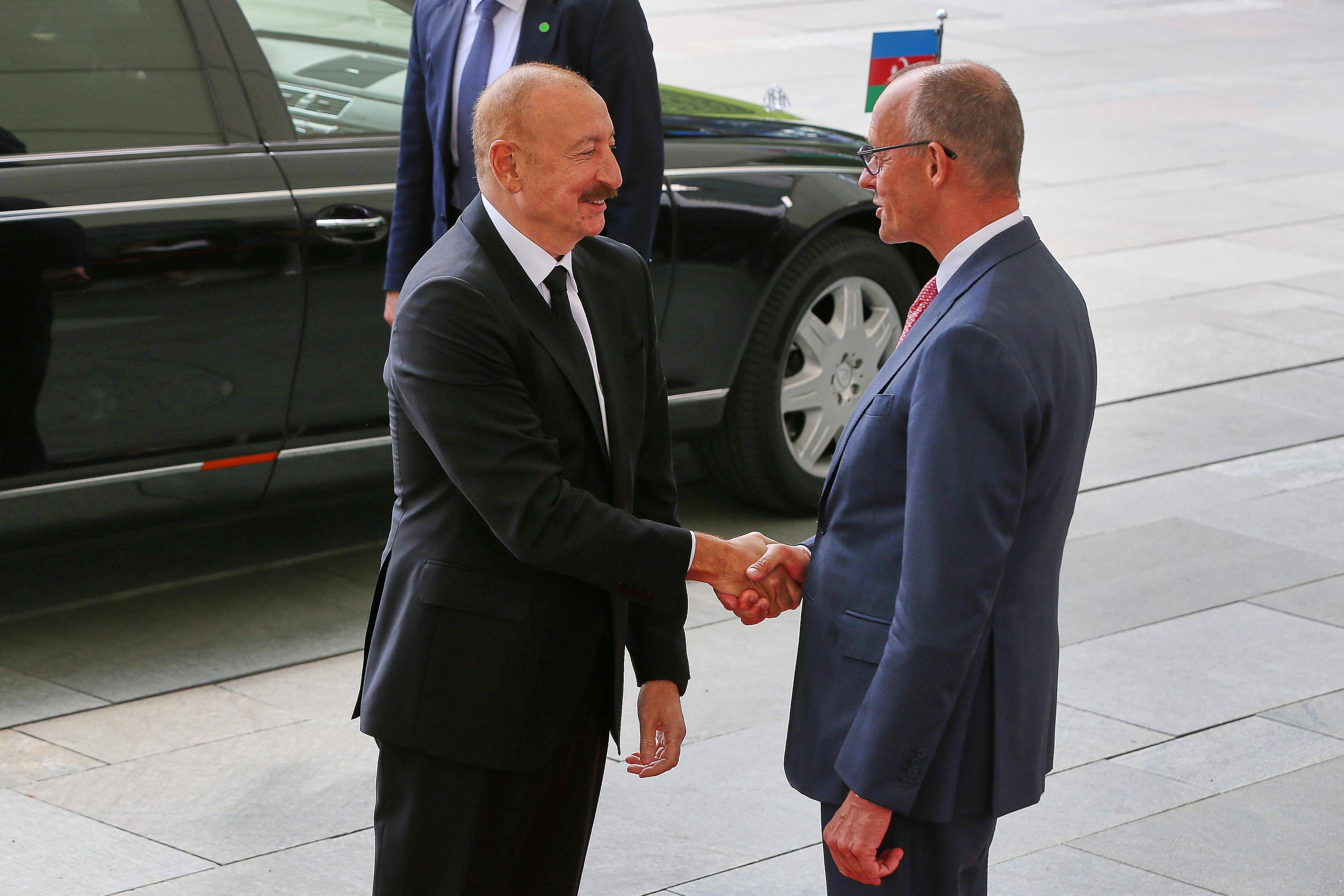 Geheimtreffen in Baku: Bundesregierung verweigert Antworten – und widerspricht sich selbst