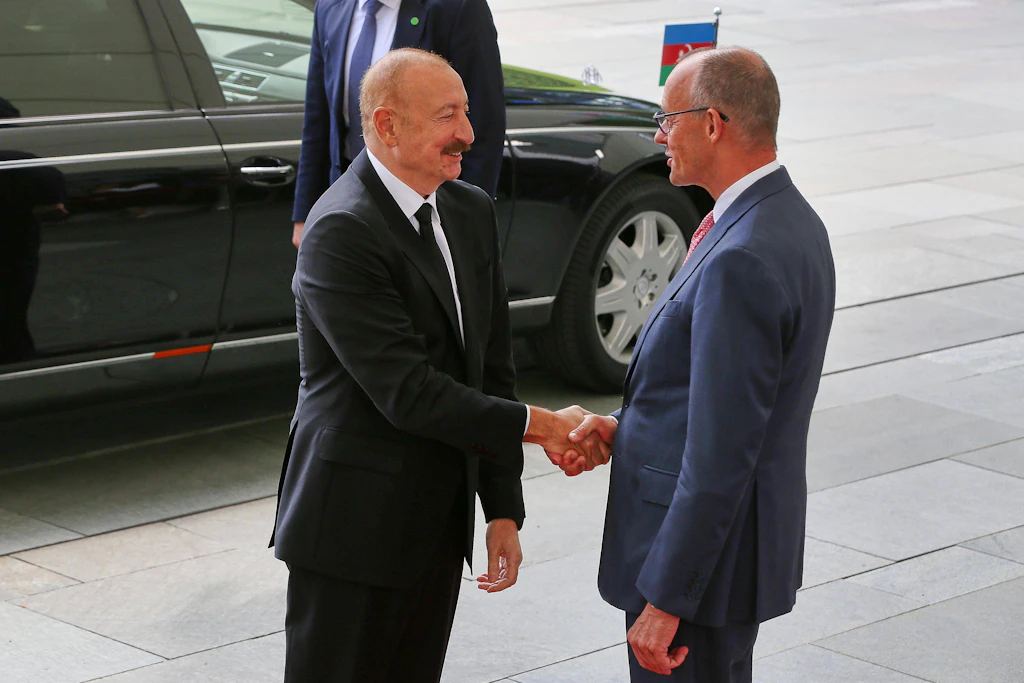 Bundeskanzleramt: Kanzler Friedrich Merz (r.) empfängt am 21. Juli den&nbsp; Präsidenten Aserbaidschans Ilham Alijew. Ein Besuch, der den Kanzler noch lange beschäftigen wird.