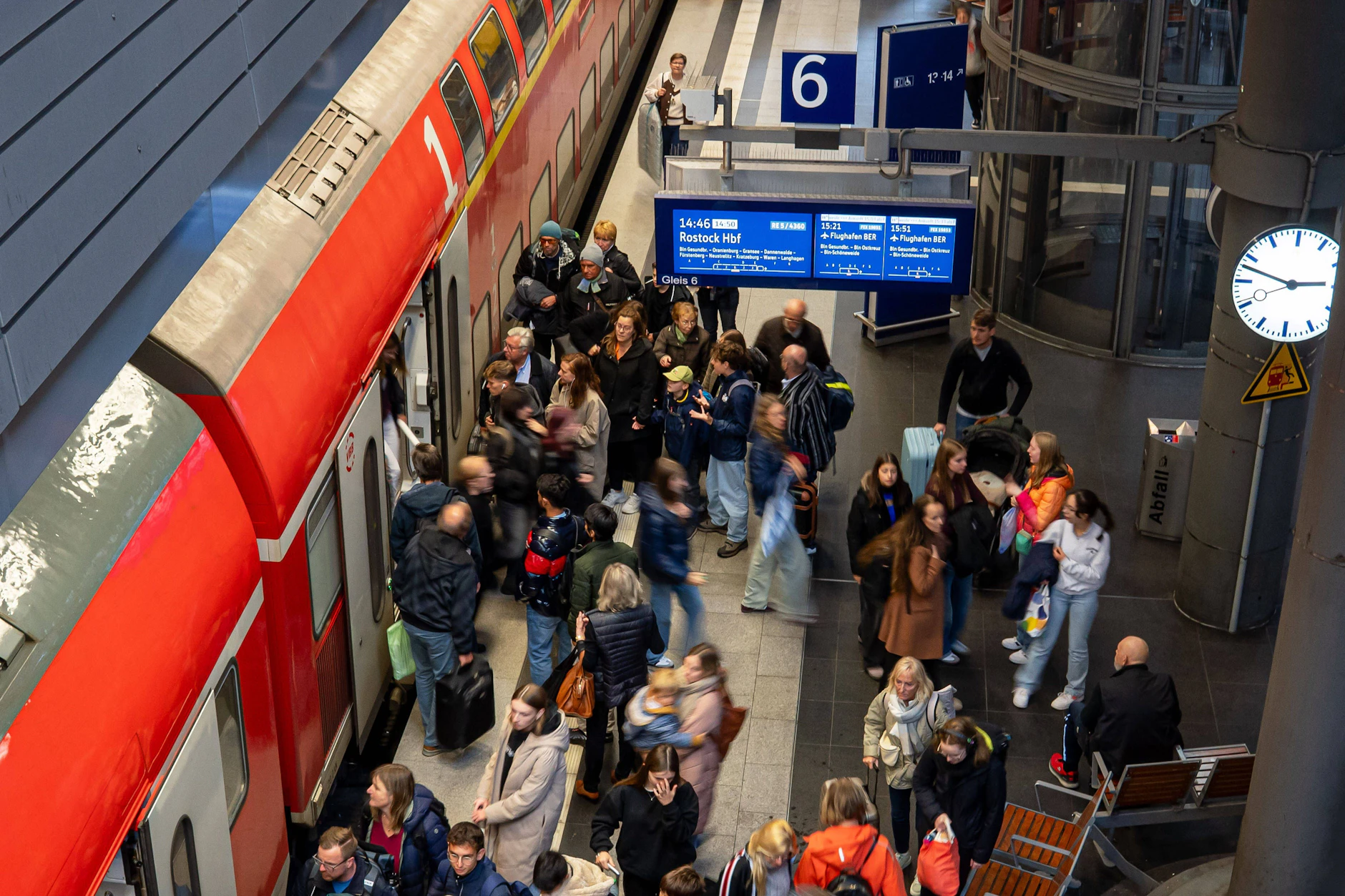 Dannenwalde hat eine günstige Lage an der Hauptverkehrsstrecke Berlin–Rostock.