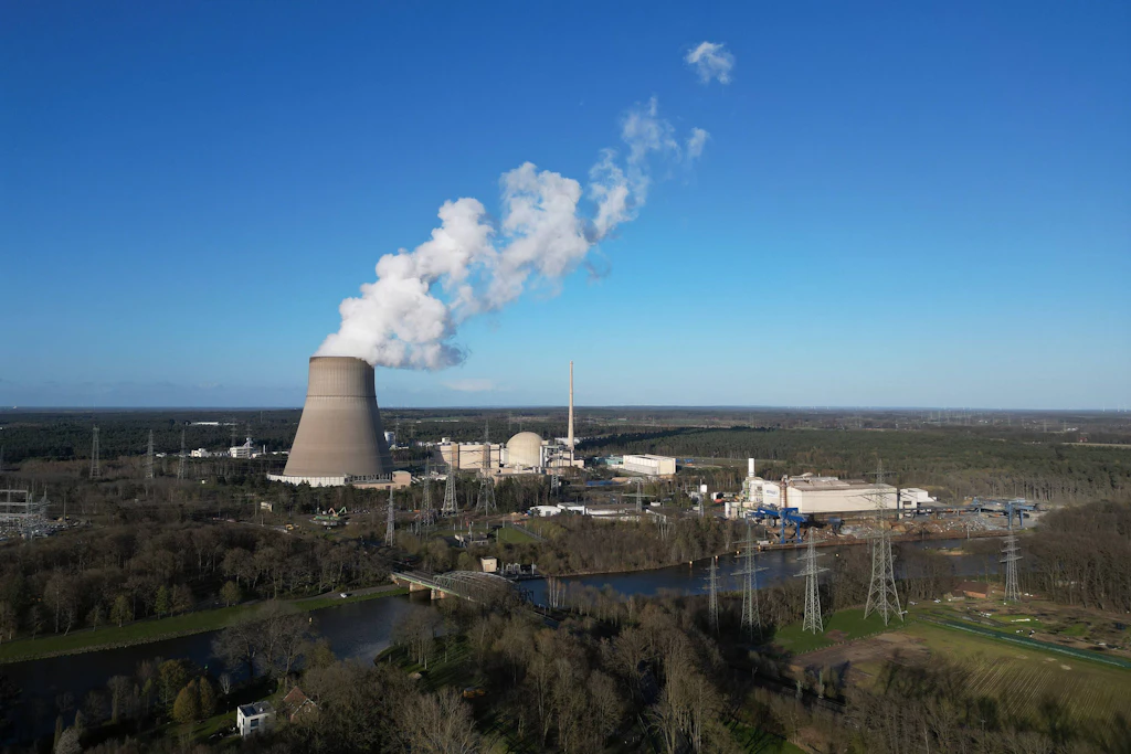 Der <a target="_blank" rel="noopener" href="https://www.ndr.de/nachrichten/niedersachsen/osnabrueck_emsland/darf-brennelemente-fabrik-in-lingen-kuenftig-fuer-russland-produzieren,framatome-104.html">Atomausstieg</a>&nbsp;betraf im April 2023 auch die Abschaltung des AKW Emsland. Die Brennelementefabrik in Lingen ist weiter in Betrieb.