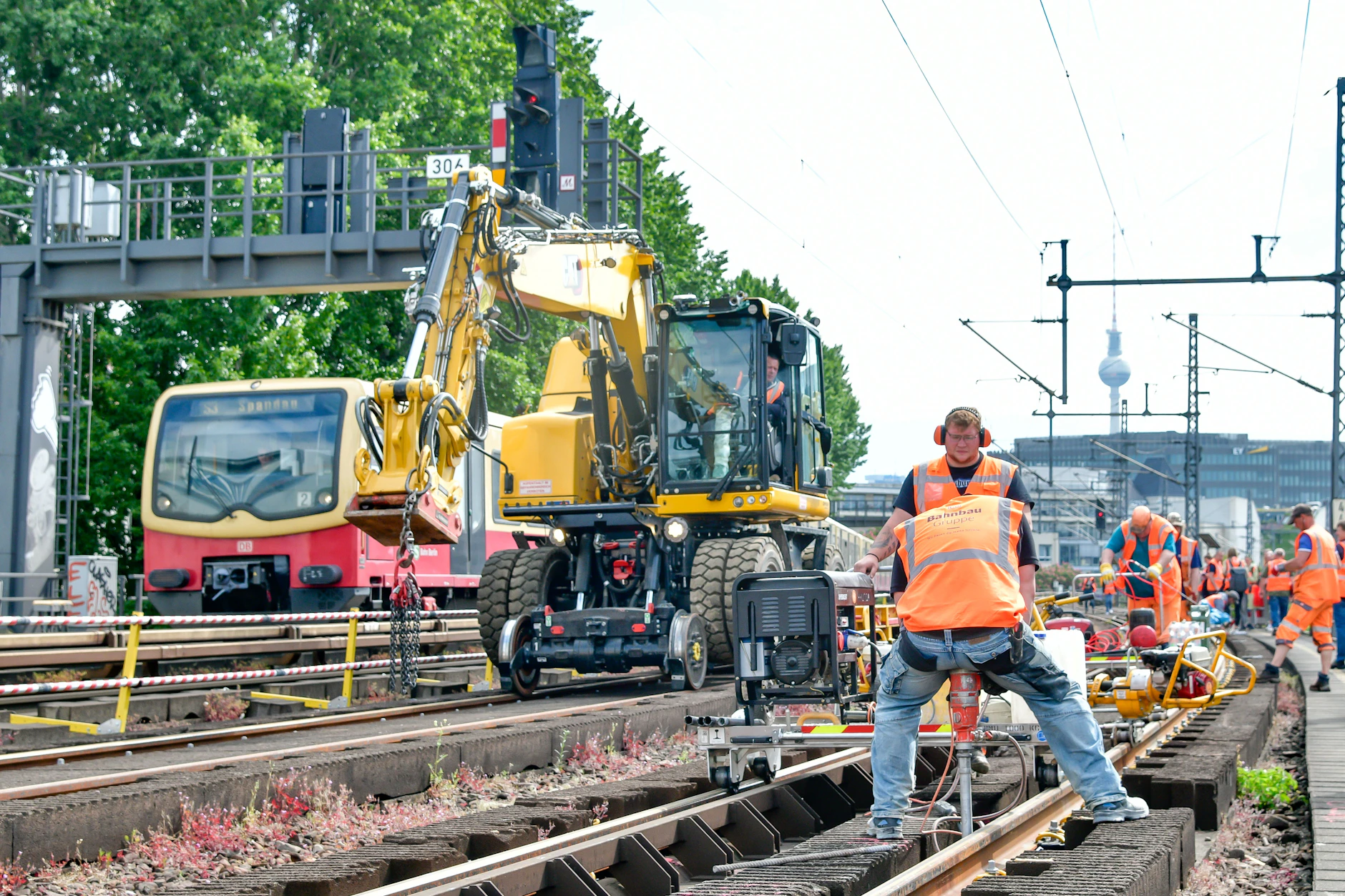 Fast jedes Jahr wird auf der Berliner Stadtbahn gebaut. 2023 war die Ausbesserung der S- Bahnlinien zwischen Friedrichstraße und Hauptbahnhof dran.