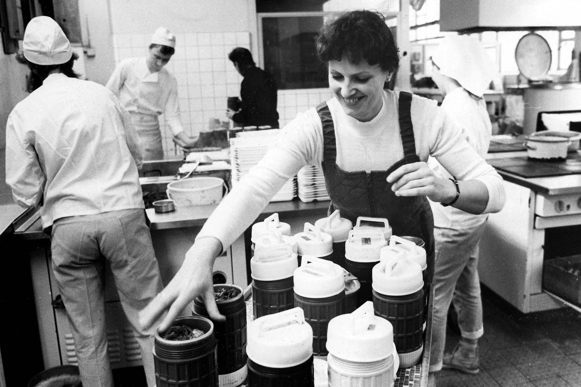 Warmes Essen konnte Rentnern in der DDR nach Hause gebracht werden. Hier wird 1987 der fahrbare Mittagstisch für Senioren in einer Großküche der Volkssolidarität in Dresden vorbereitet.