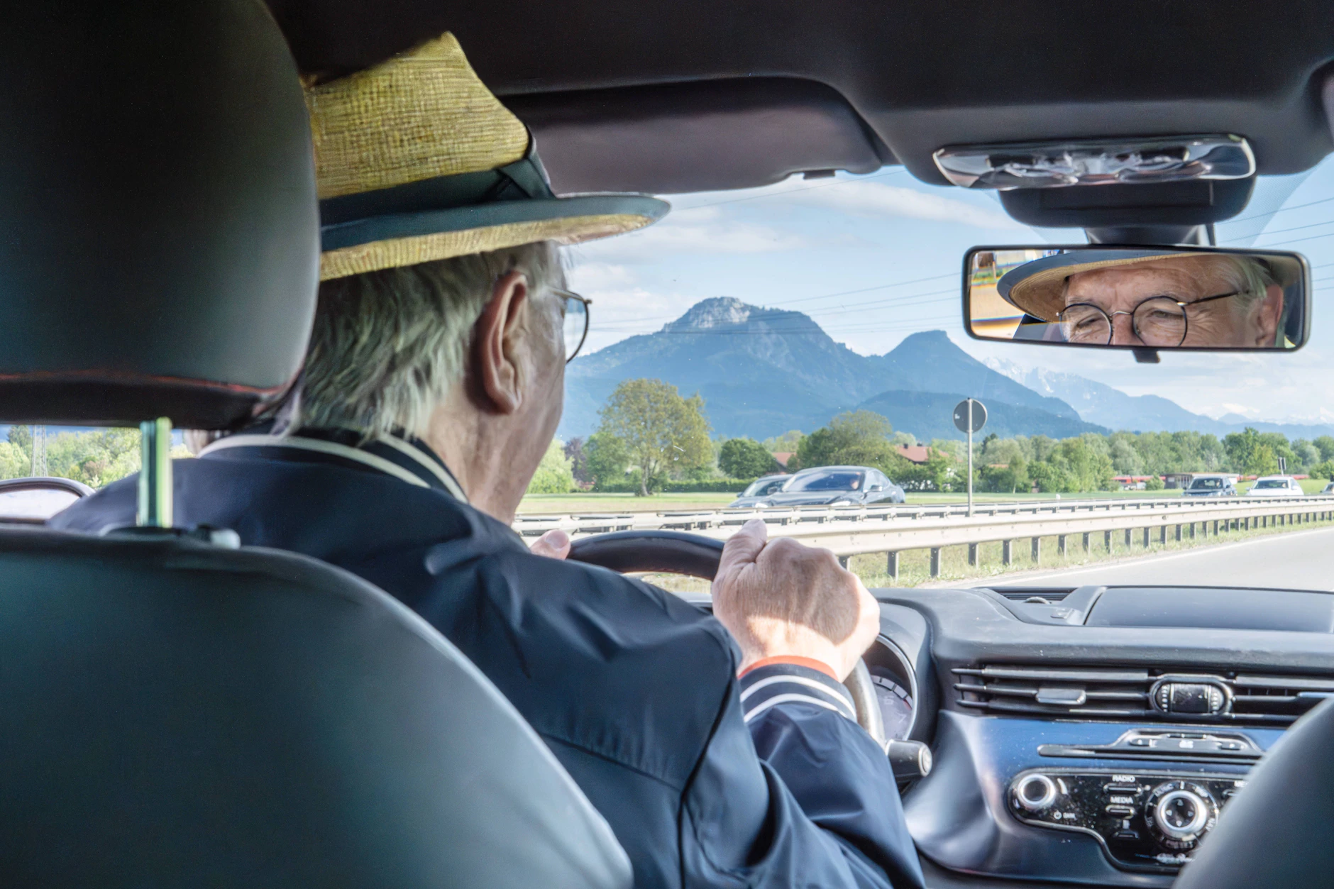 Ein älterer Autofahrer sitzt am Steuer. In Deutschland ist das kein Problem. In Kasachstan müssen Rentner hingegen nun alle zwei Jahre zum Test.