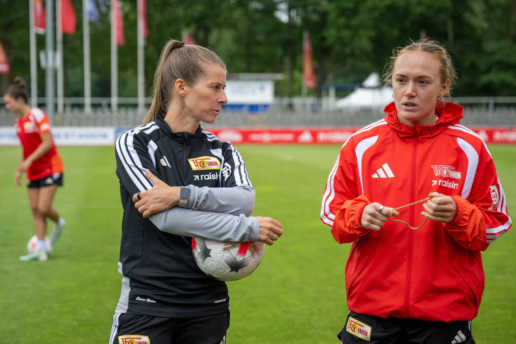 Trainerin Marie-Louise Eta (l.) mit Nationalspielerin und Union-Neuzugang Lisanne Gräwe