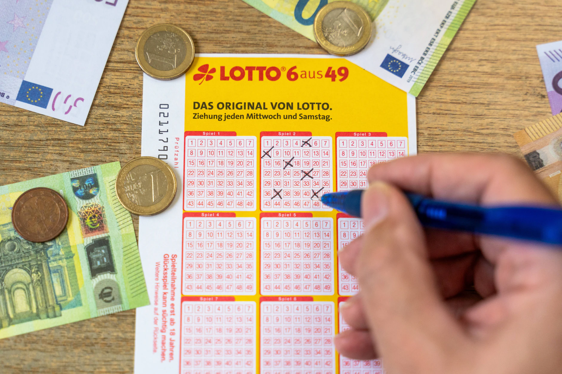 Viele Menschen spielen Lotto, doch nur die wenigsten gewinnen. Sind Lottospieler also dumm, wenn sie immer wieder Zahlen in dem Spiel ankreuzen?