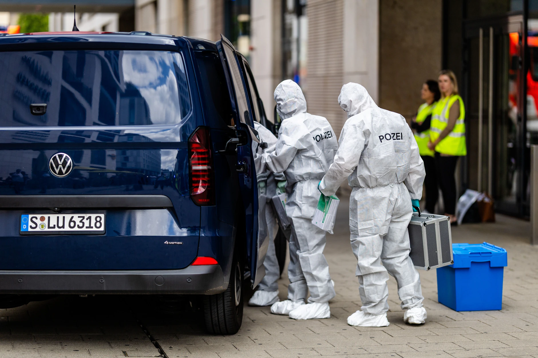 Beamte der Spurensicherung untersuchten den Tatort in einem Stuttgarter Einkaufszentrum. Ein Mann hatte hier eine Frau mit einem Messer angegriffen und angezündet.